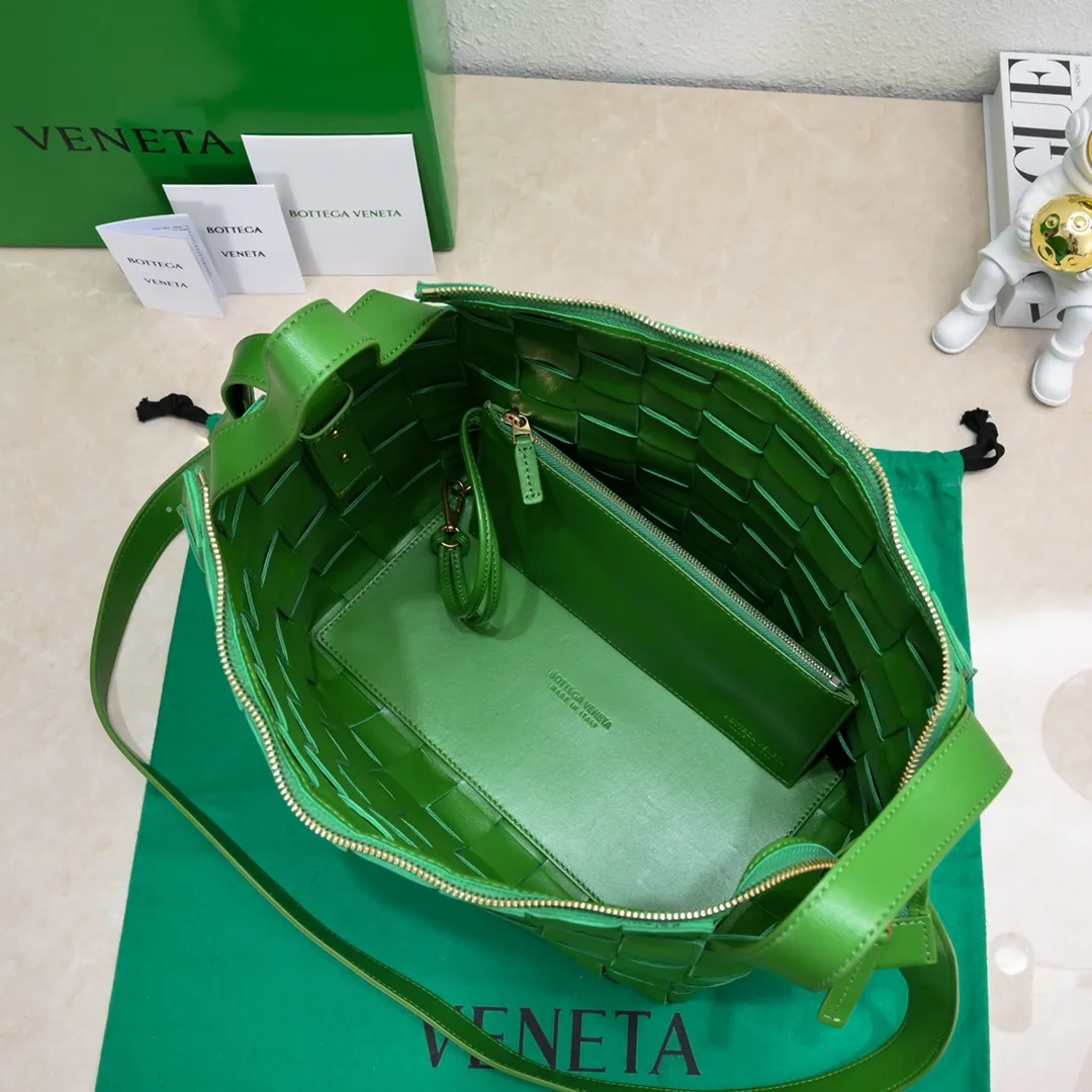 Special price 1600🉐️, Bottega Veneta What can be packed in the new bowling bag? Have you got the new bowling bag? Super large capacity ~ The key is low-key, simple and casual style ~ the fashion sense is not reduced at all. It combines BV's classic woven elements and can also be used for computers. The length of the shoulder straps can be adjusted. It is suitable for tall girls to carry. Boys also have a sunny back☀️ Style number: 7466# Size: 28*21*16